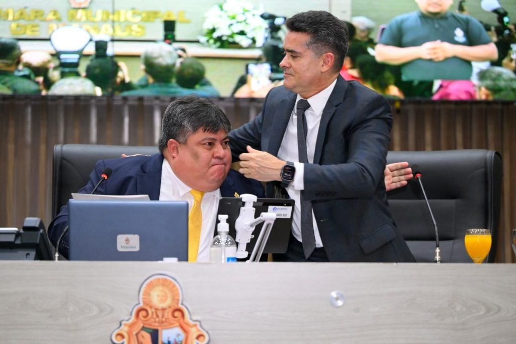 Solenidade oficial na Câmara Municipal de Manaus marca a renúncia de David Almeida e a posse de Renato Junior como prefeito.