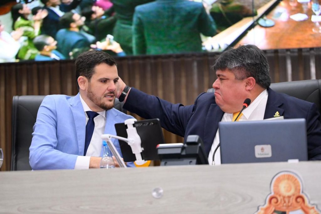 Solenidade oficial na Câmara Municipal de Manaus marca a renúncia de David Almeida e a posse de Renato Junior como prefeito.