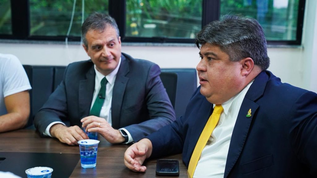 Encontro entre o presidente da Câmara Municipal de Manaus David Reis e representantes da categoria farmacêutica sobre o piso salarial.