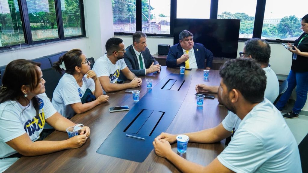 Encontro entre o presidente da Câmara Municipal de Manaus David Reis e representantes da categoria farmacêutica sobre o piso salarial.
