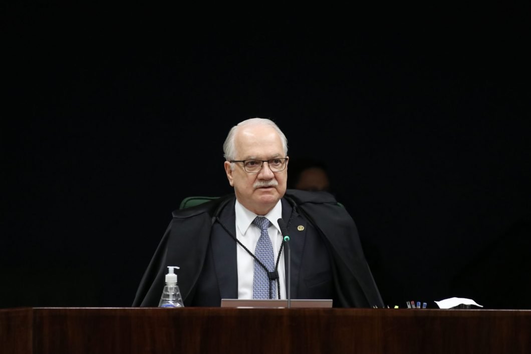 fachada do supremo tribunal federal em brasilia com foco no letreiro do stf