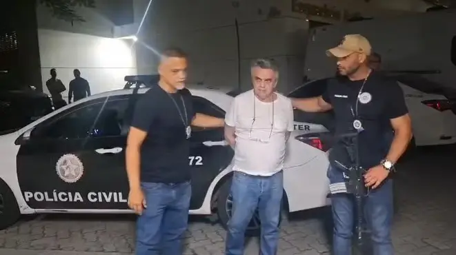 O ator José Dumont foi detido em seu apartamento no bairro do Flamengo pela Polícia Civil do Rio de Janeiro.