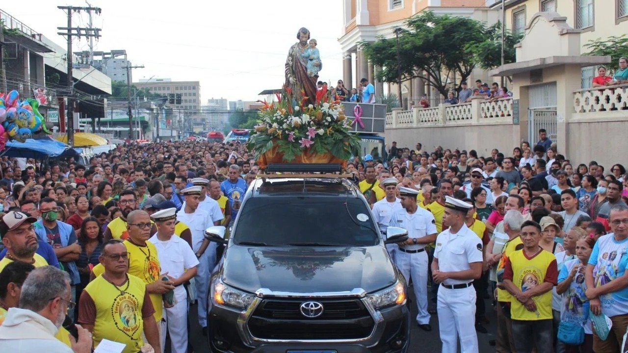 Agentes de trânsito organizando fluxo de veículos em avenida de Manaus durante evento religioso