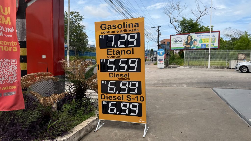 Fiscalização do Procon Amazonas em postos de combustíveis de Manaus para verificar preços da gasolina.