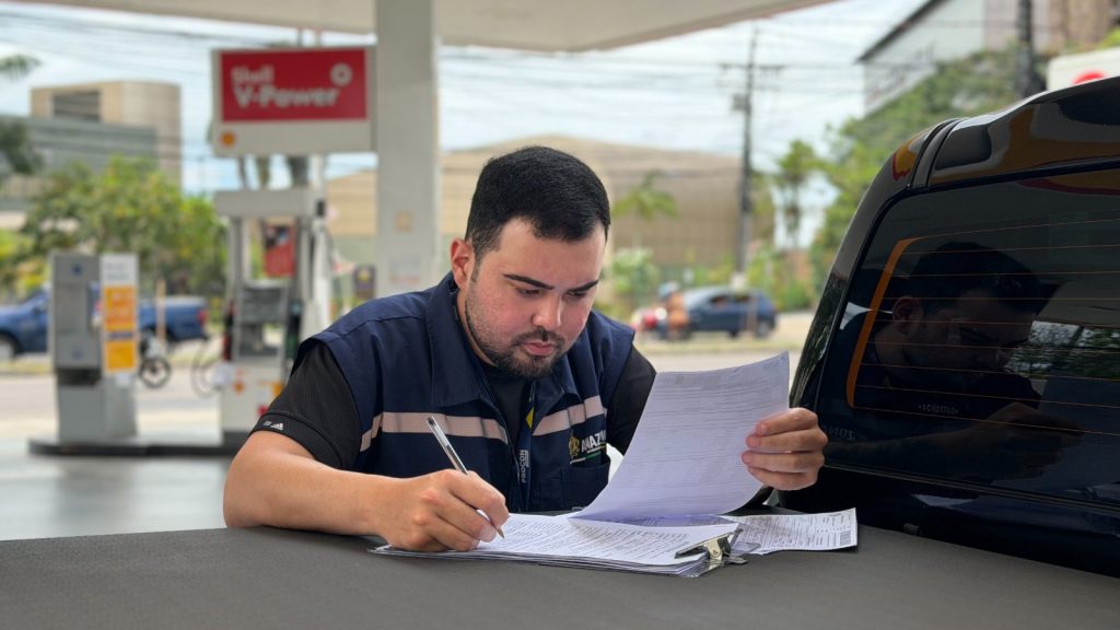 Fiscalização do Procon Amazonas em postos de combustíveis de Manaus para verificar preços da gasolina.