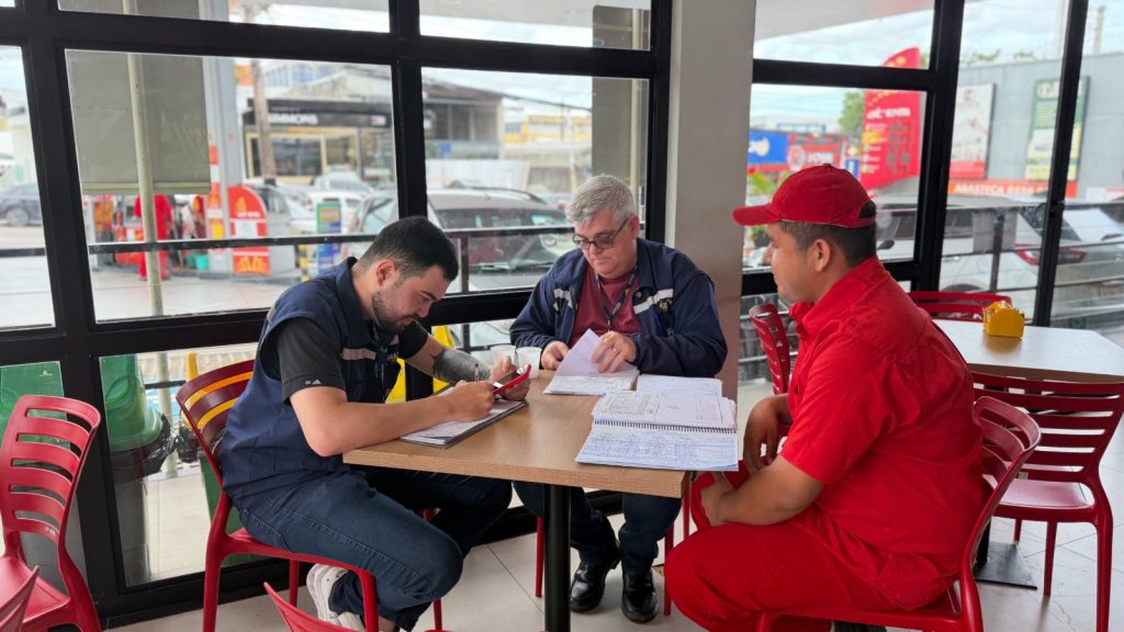 Fiscalização do Procon Amazonas em postos de combustíveis de Manaus para verificar preços da gasolina.