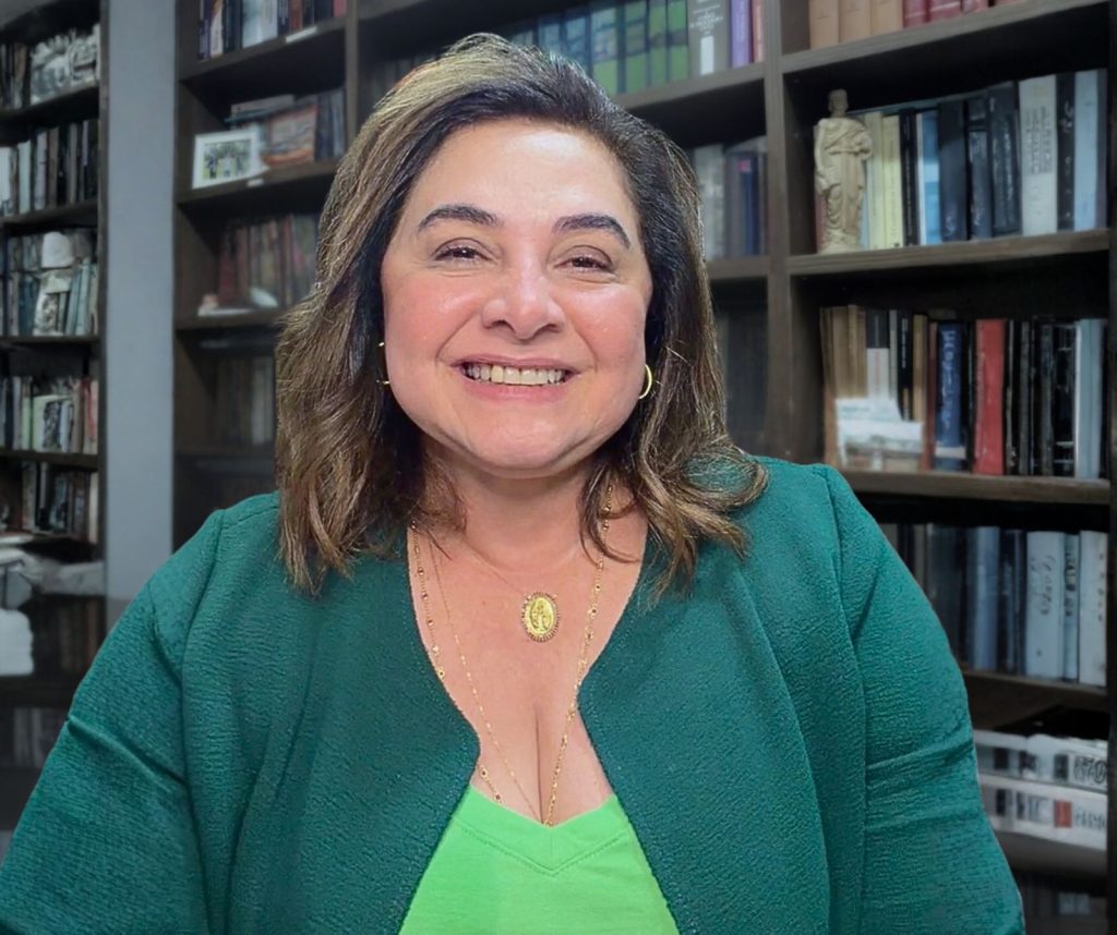 Professora Maria do Carmo candidata ao governo do Amazonas em foto de divulgação oficial.