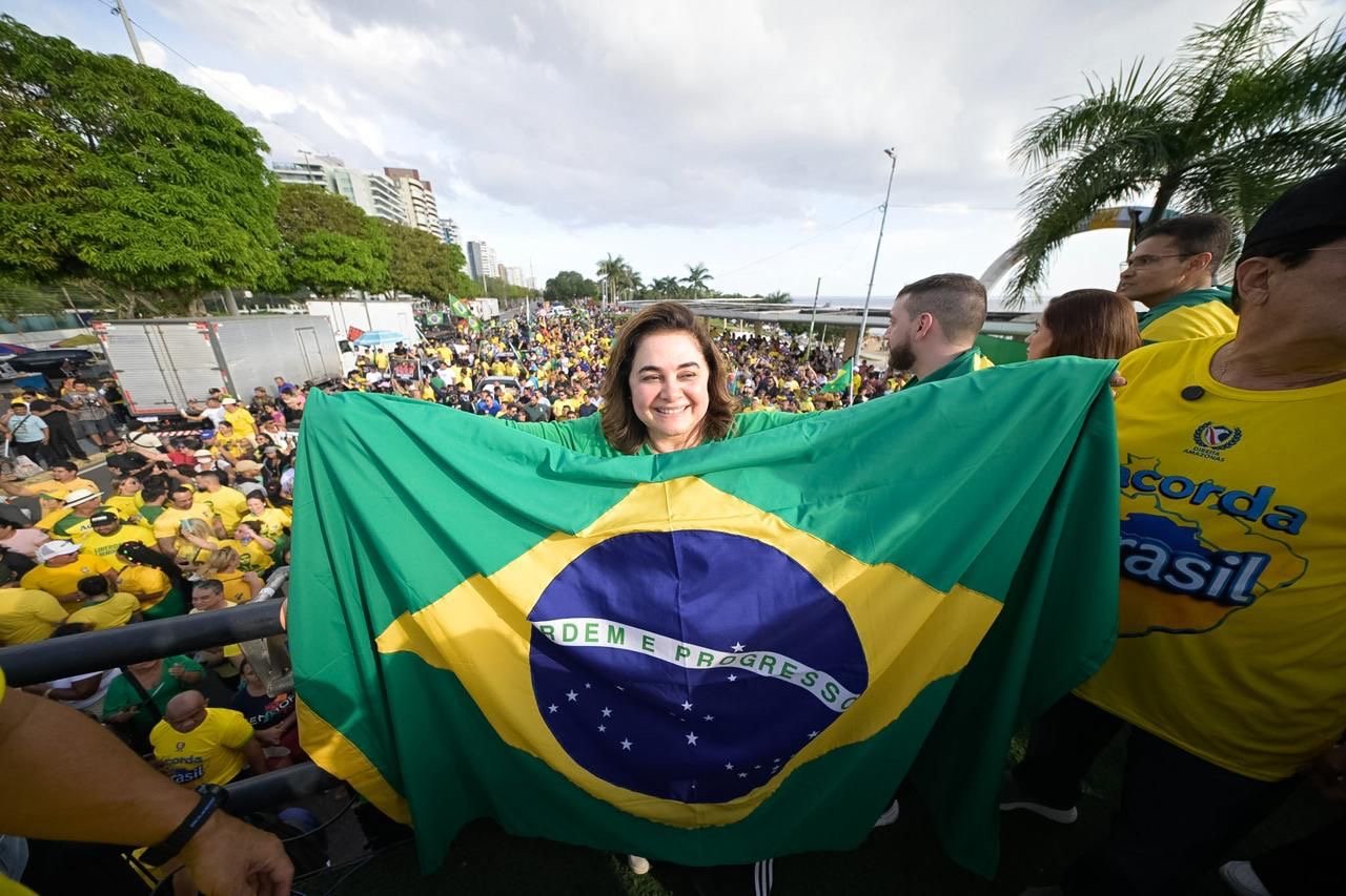 Maria do Carmo Seffair discursa durante ato político acorda brasil na ponta negra em manaus