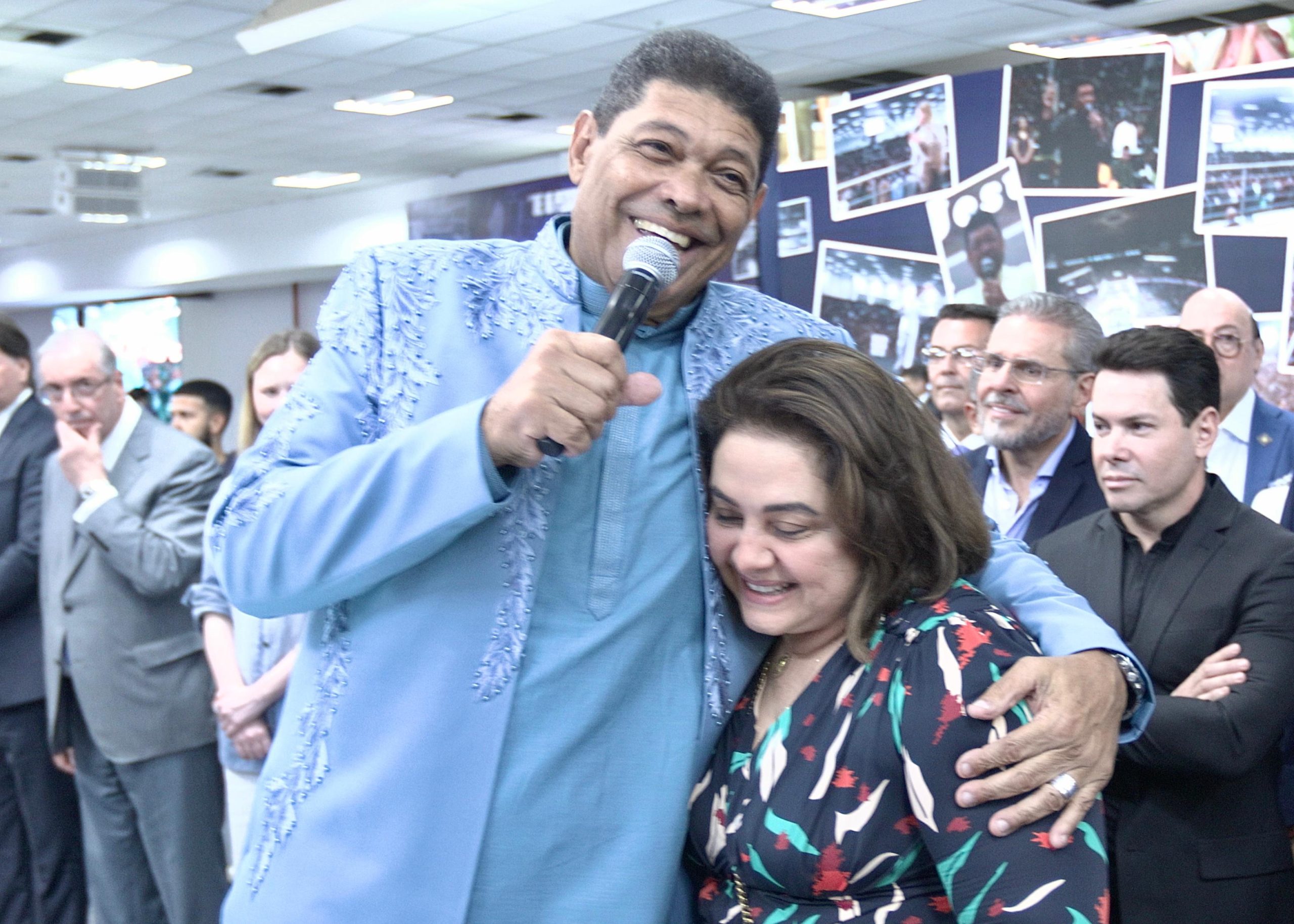 Maria do Carmo ao lado de lideranças políticas e religiosas em cerimônia em São Paulo.