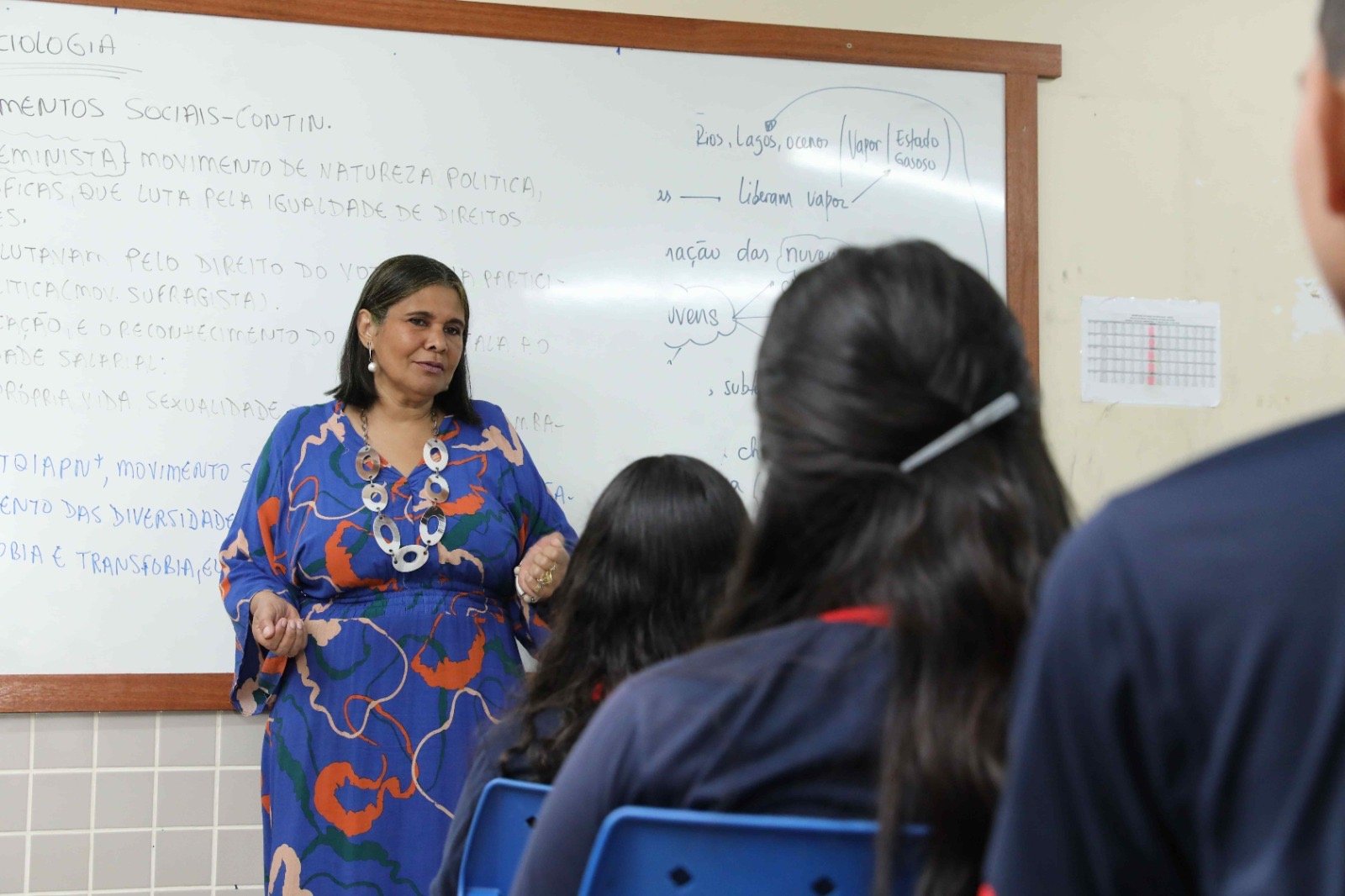 Docentes da rede estadual do Amazonas em atividade de ensino em sala de aula.