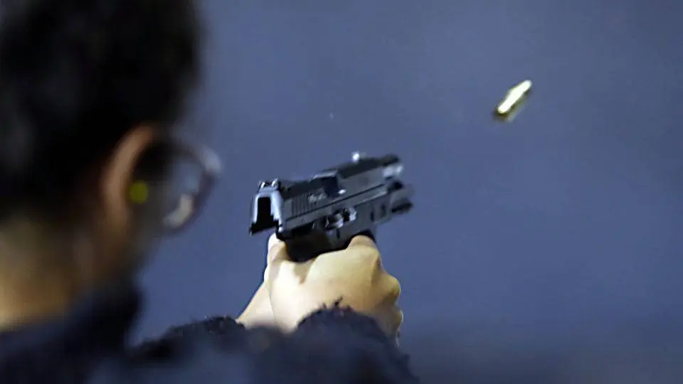 Deputado federal Amom Mandel apresenta projeto de lei sobre porte de arma para mulheres vítimas de violência doméstica.