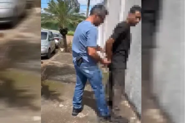 Viatura da Polícia Civil de Goiás em frente à delegacia especializada em Anápolis