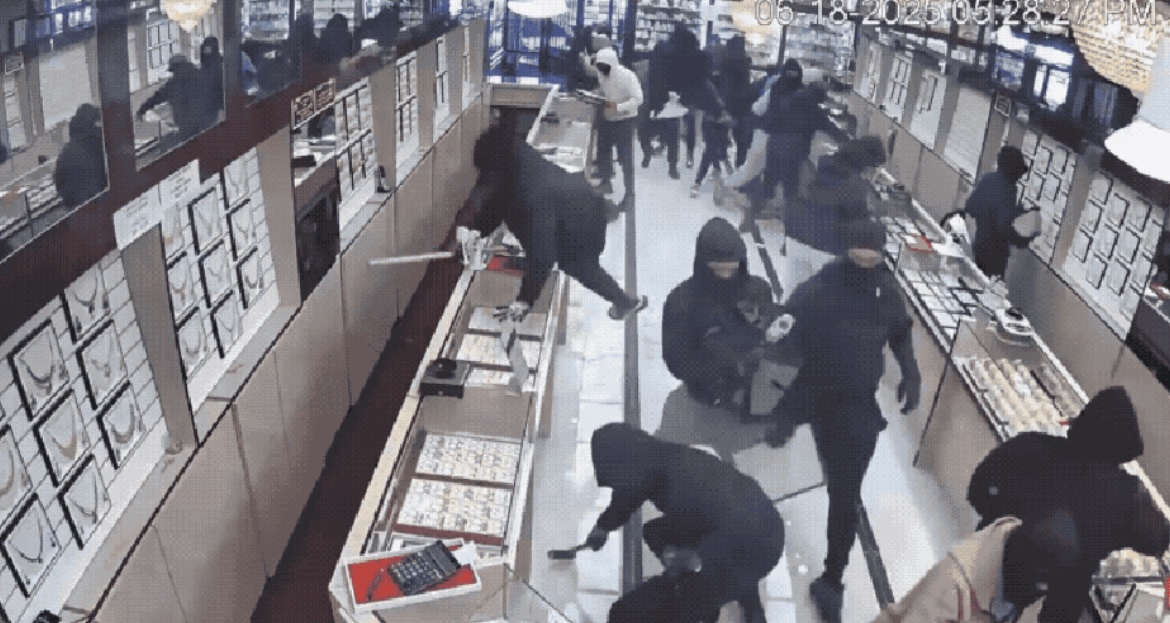 Câmeras de segurança flagram quadrilha roubando joalheria na Califórnia em ação coordenada
