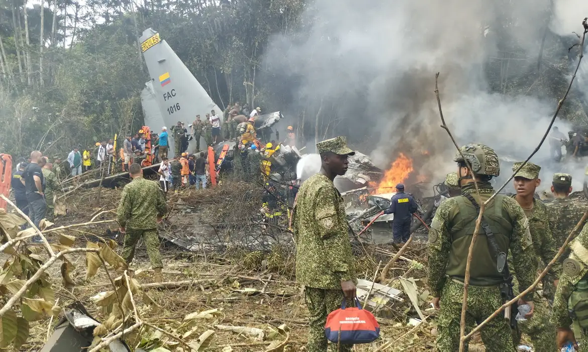 destroços de uma aeronave militar em área de vegetação densa na região de putumayo na colômbia