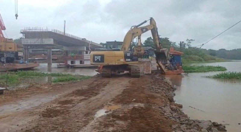 Filas de caminhões e carros na rodovia BR 319 aguardando travessia de balsa no KM 24.