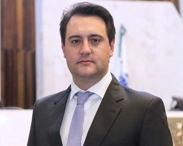Retrato do governador do Paraná Ratinho Júnior que é cotado como pré-candidato à Presidência da República pelo PSD