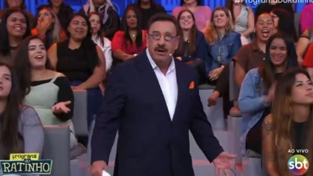 Apresentador Ratinho em seu programa de televisão no SBT comentando sobre a deputada federal Erika Hilton.