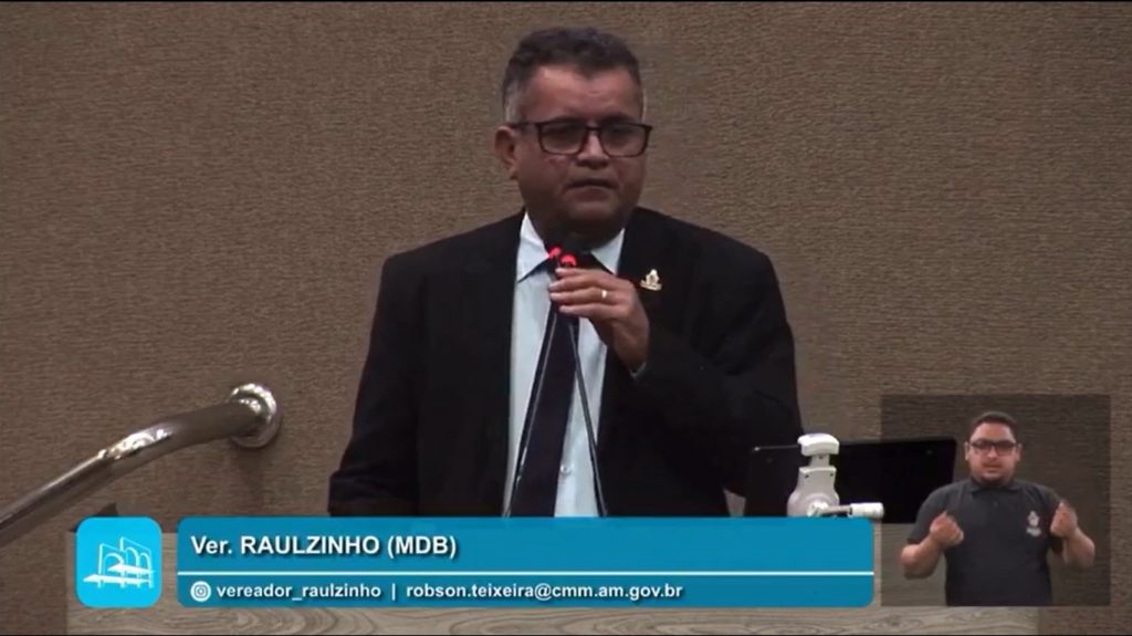 Vereador Raulzinho em discurso na tribuna da Câmara Municipal de Manaus criticando o comportamento de parlamentares nas redes sociais