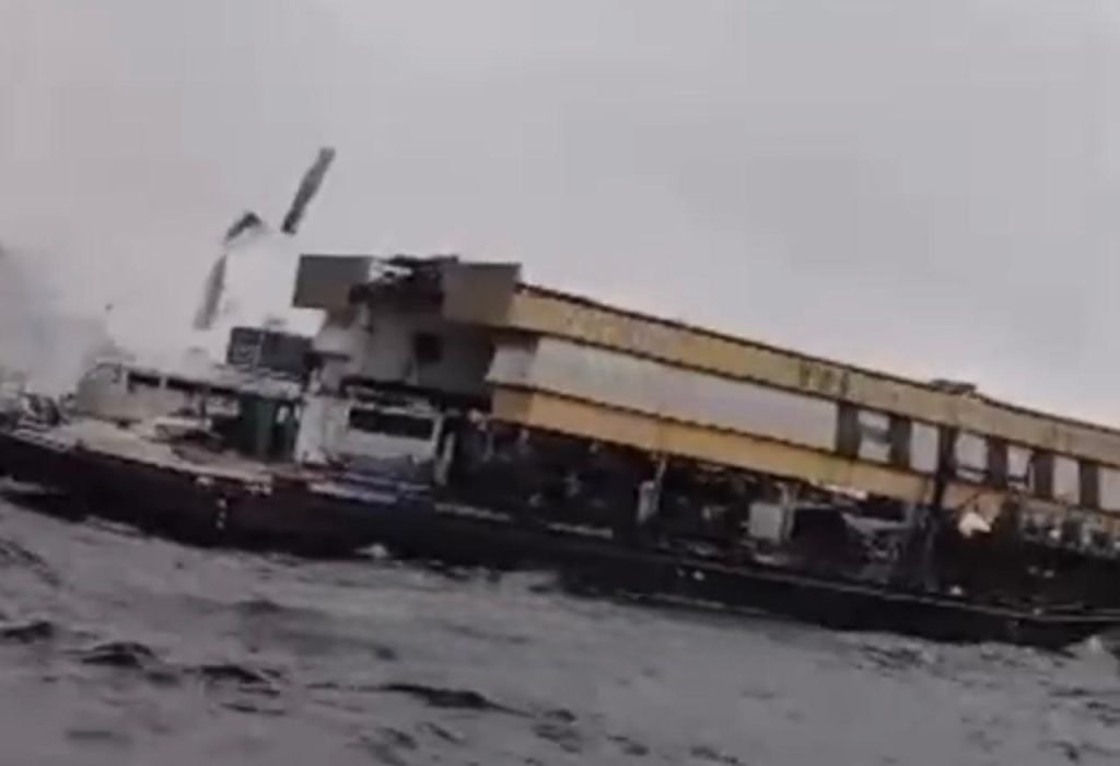 Redemoinho se formando sobre a água do Rio Negro próximo a embarcações durante temporal em Manaus