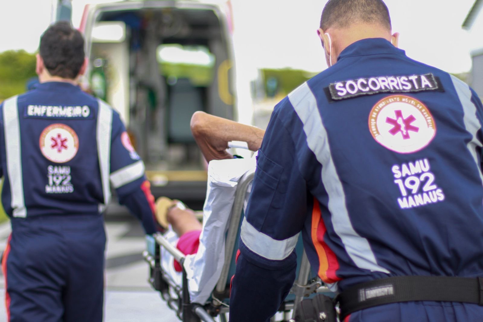 Helicóptero do Departamento Integrado de Operações Aéreas realizando resgate de idoso indígena em comunidade na zona norte de Manaus.