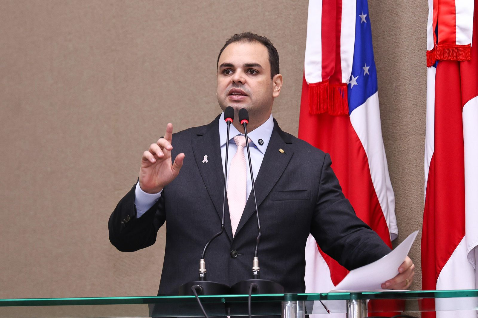 Deputado Roberto Cidade apresentando projeto de lei sobre proteção de crianças e adolescentes no ambiente digital no Amazonas