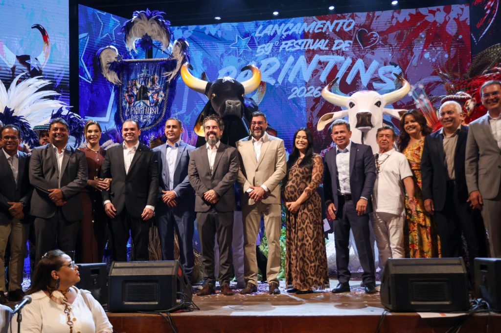 Roberto Cidade discursando no lançamento do 59º Festival Folclórico de Parintins no Teatro Amazonas