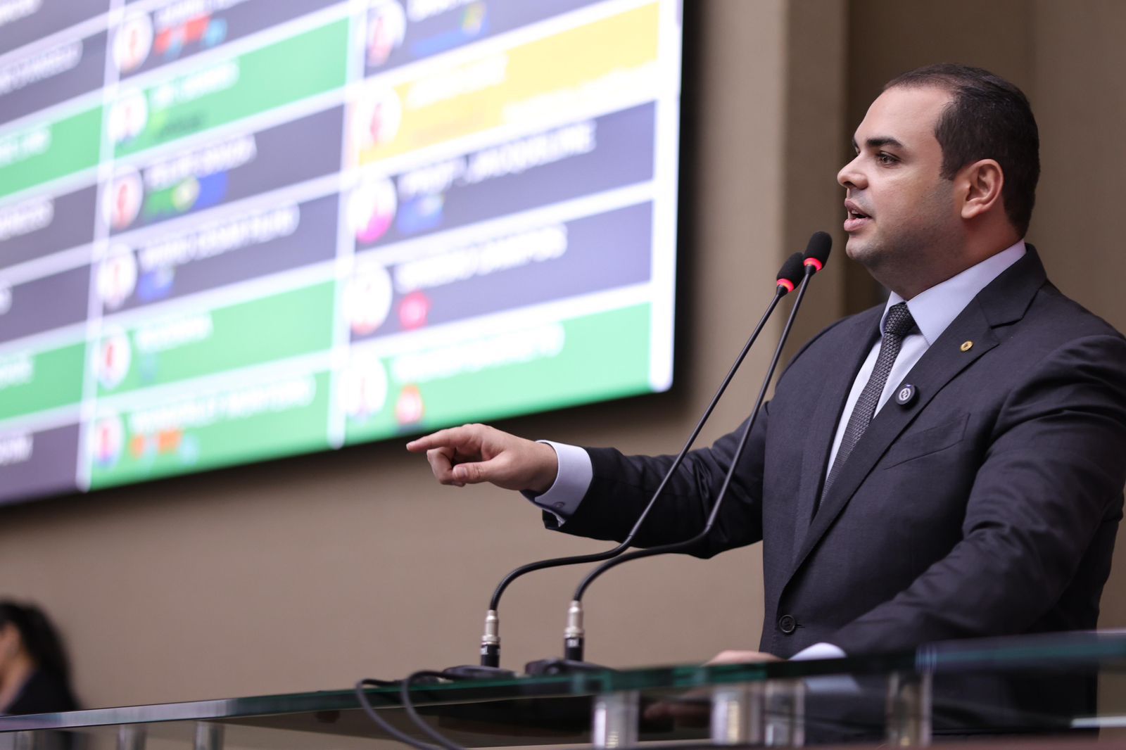 Deputado Roberto Cidade em sessão na Assembleia Legislativa do Amazonas apresentando projeto sobre plantas tóxicas.