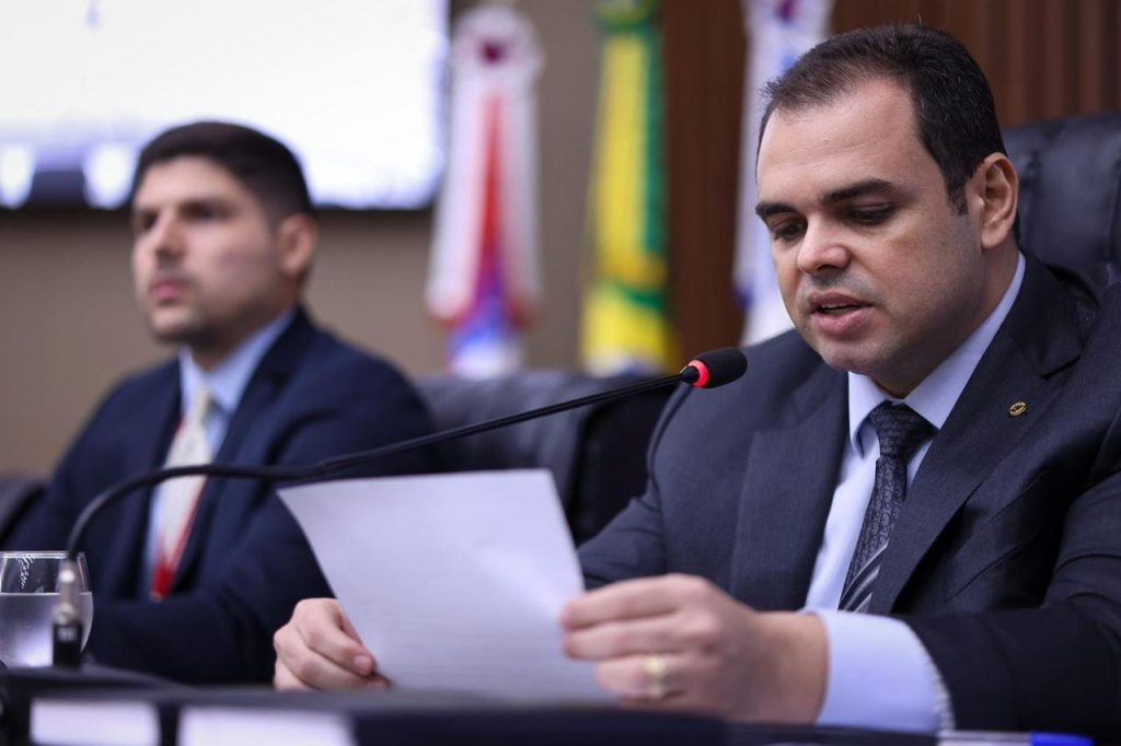 Deputado Roberto Cidade durante sessão na Assembleia Legislativa do Amazonas discutindo projetos de lei