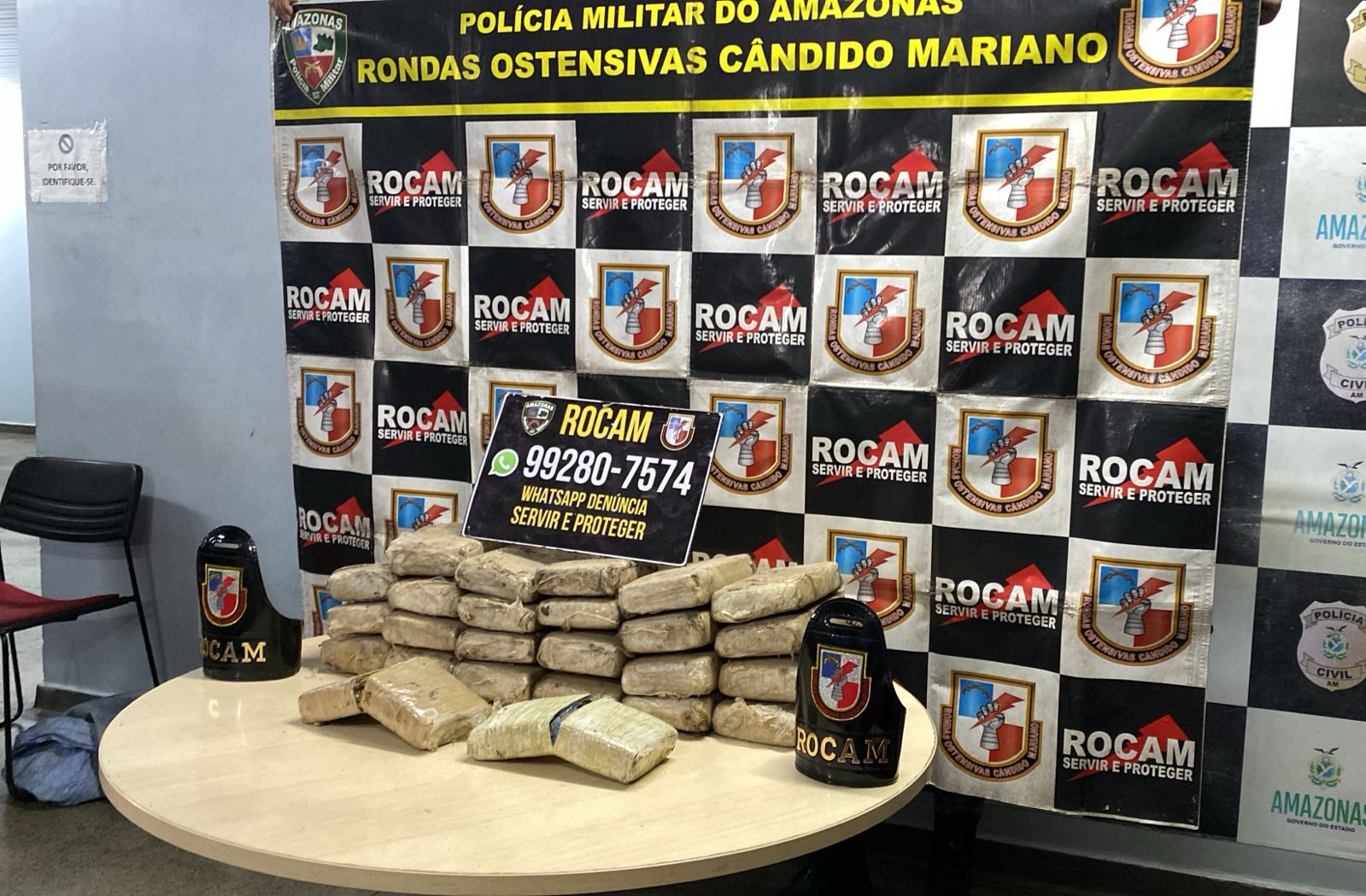Policiais da Rocam exibindo tabletes de maconha apreendidos no bairro Japiim em Manaus.