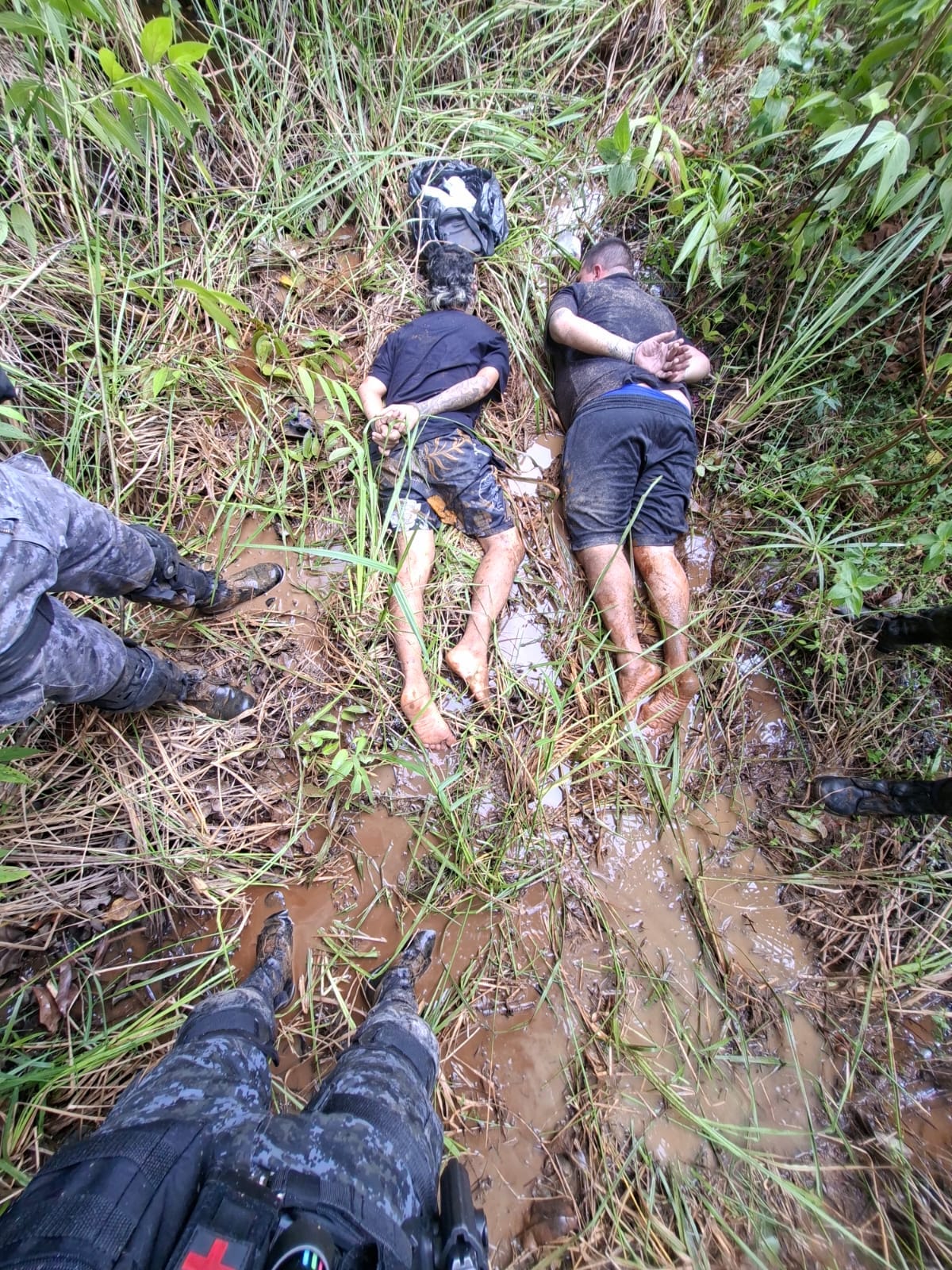 Apreensão de centenas de porções de drogas e dinheiro pela Rocam no bairro Parque Riachuelo em Manaus.
