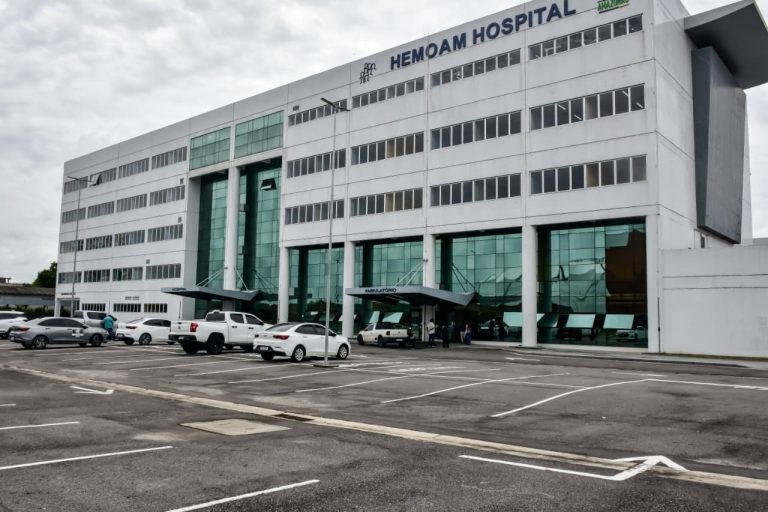 Profissional de fisioterapia realizando atendimento em hospital da rede estadual de saúde do Amazonas.