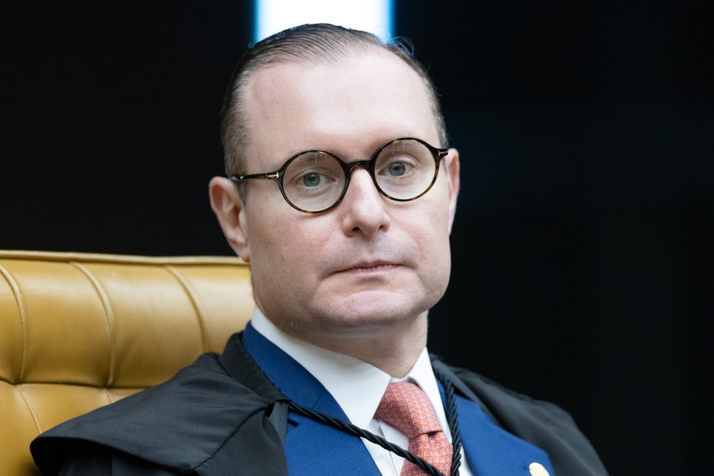 Fachada do prédio do Supremo Tribunal Federal em Brasília com destaque para a estátua da Justiça.