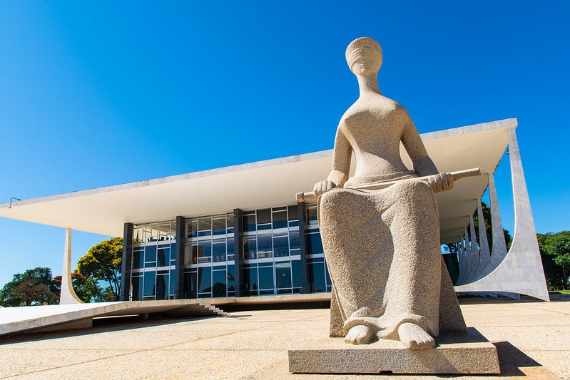 Fachada do edifício sede do Supremo Tribunal Federal em Brasília durante evacuação preventiva por suspeita de vazamento de gás.