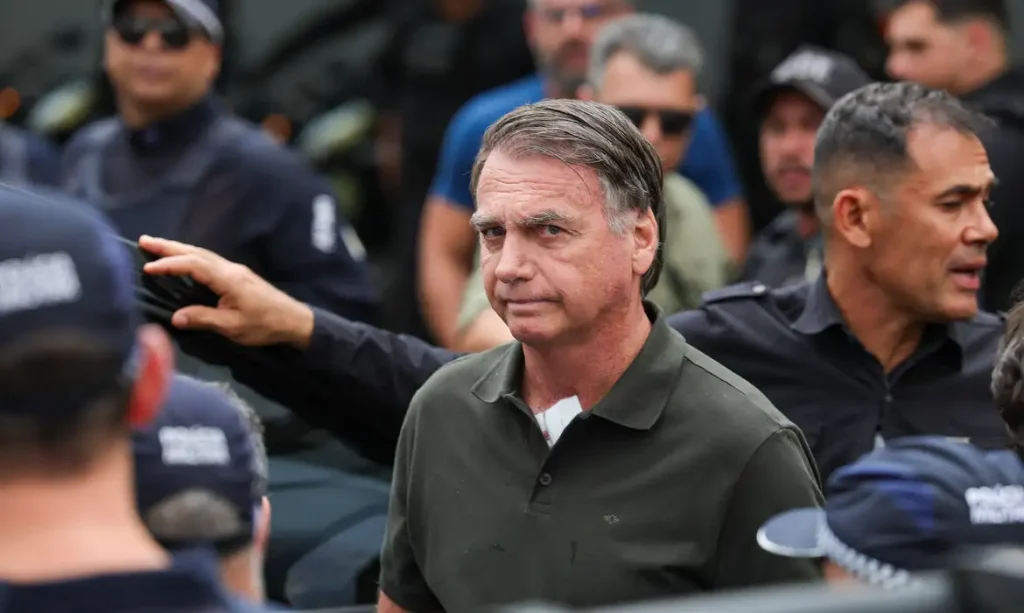 ex-presidente jair bolsonaro saindo do hospital para cumprir prisão domiciliar