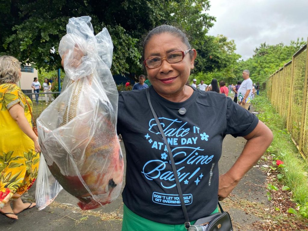 Entrega de peixes para moradores da zona oeste de Manaus durante ação do programa Governo Presente.
