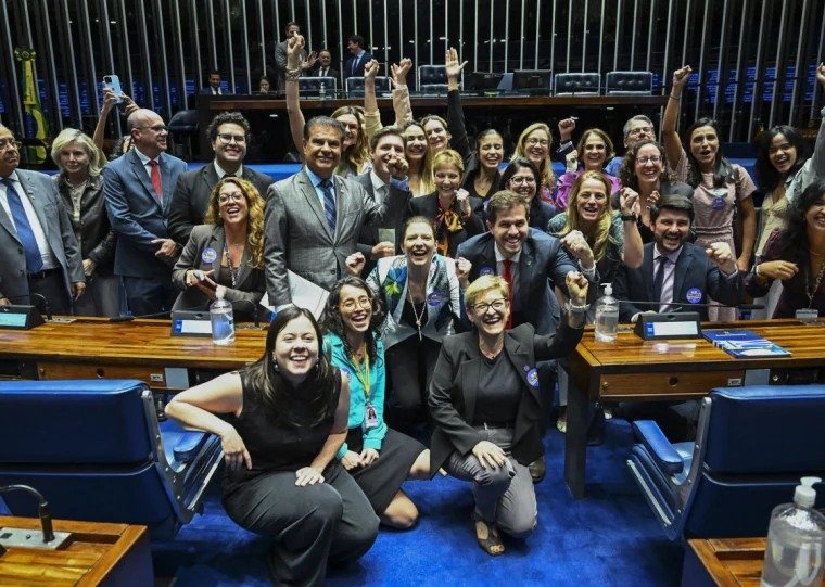 Plenário do Senado Federal em Brasília durante sessão de votação para a criação de novos cargos públicos federais.