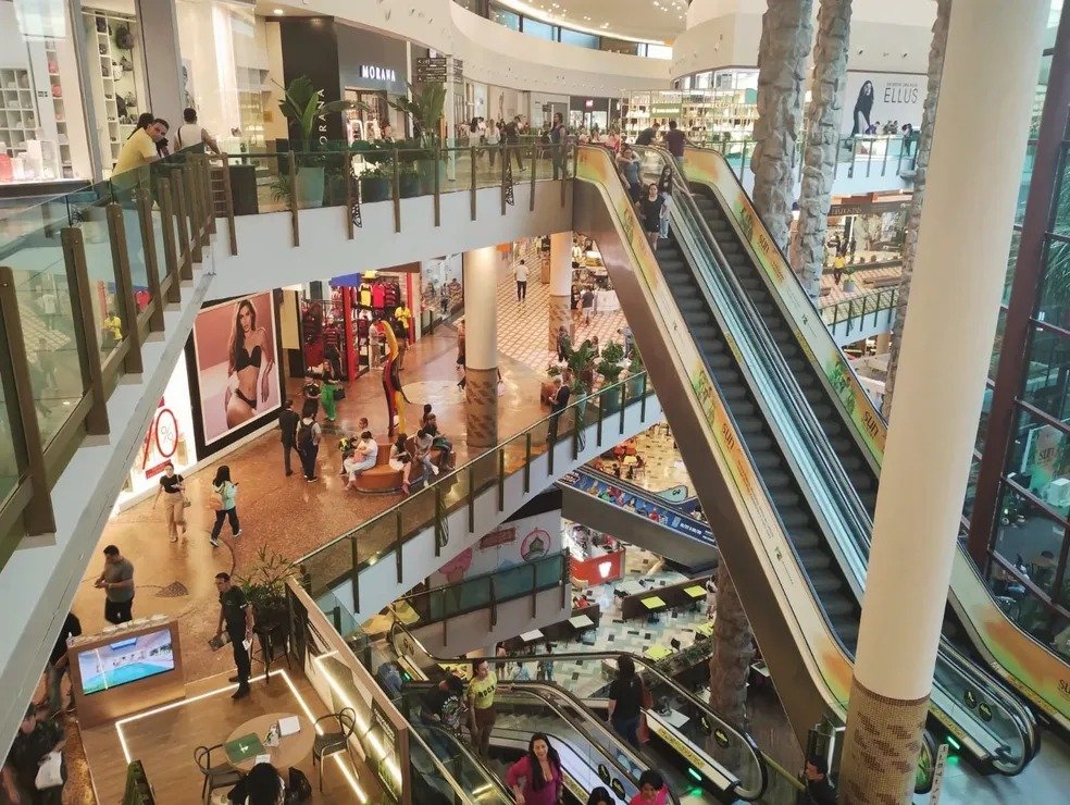 Vista externa do Shopping Manauara localizado em Manaus durante o dia.