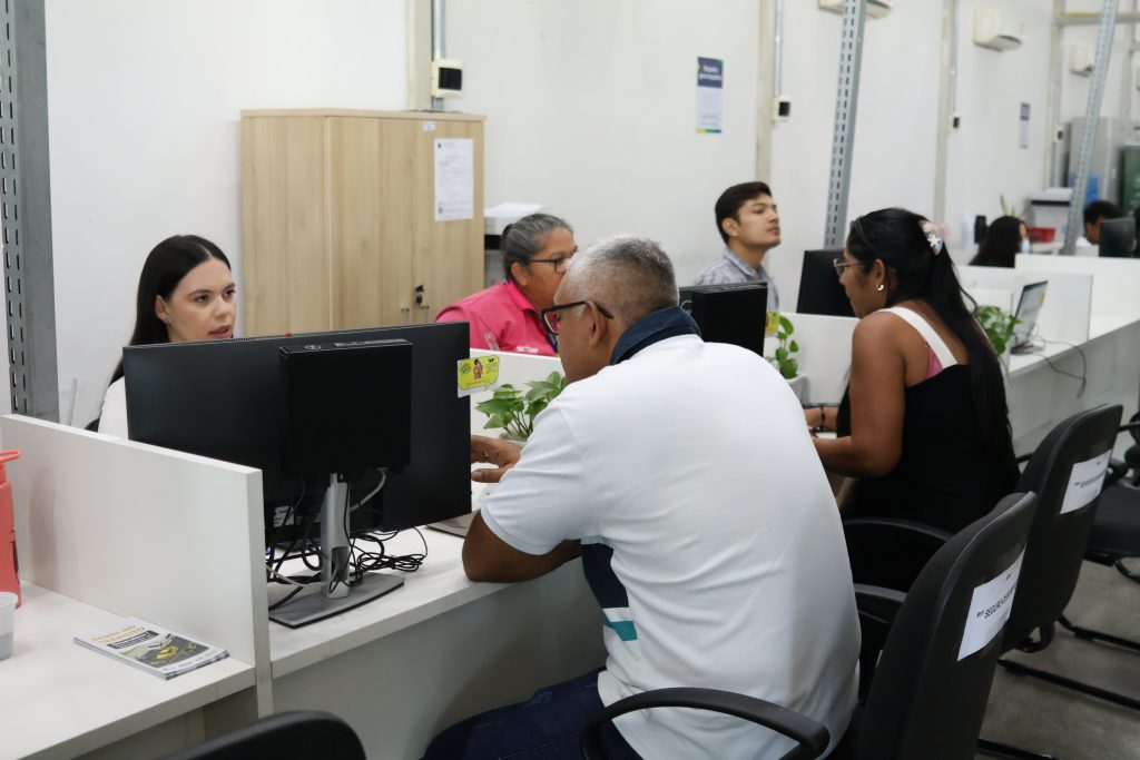 Candidatos em atendimento no Sine Amazonas para concorrer a vagas de emprego em Manaus