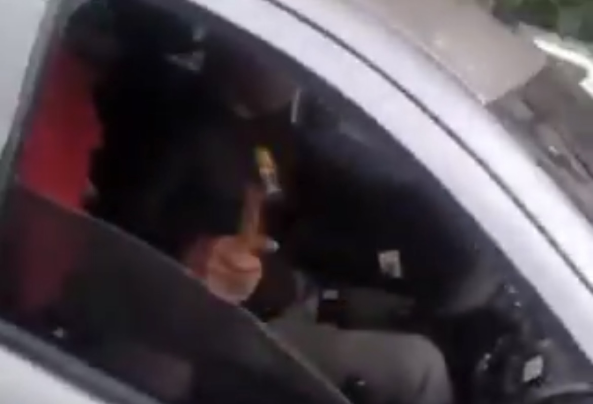 Motorista bloqueia passagem de ambulancia com sirene ligada na avenida do turismo em manaus enquanto socorrista filma ameaca