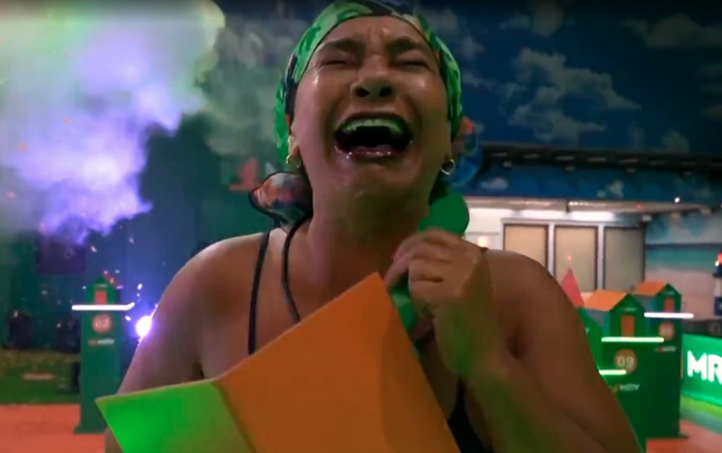 Atriz Solange Couto emocionada após vencer dinâmica e ganhar apartamento no reality show BBB 26