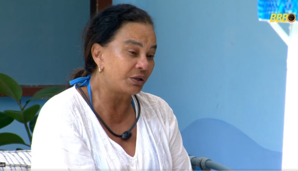 Atriz Solange Couto pensativa durante conversa sobre os rumos do jogo no confinamento do reality show Big Brother Brasil 26