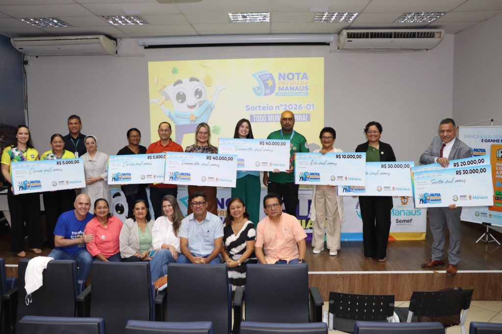 Entrega de prêmio simbólico do sorteio Nota Premiada Manaus para vencedores e instituições sociais no auditório da Semef.