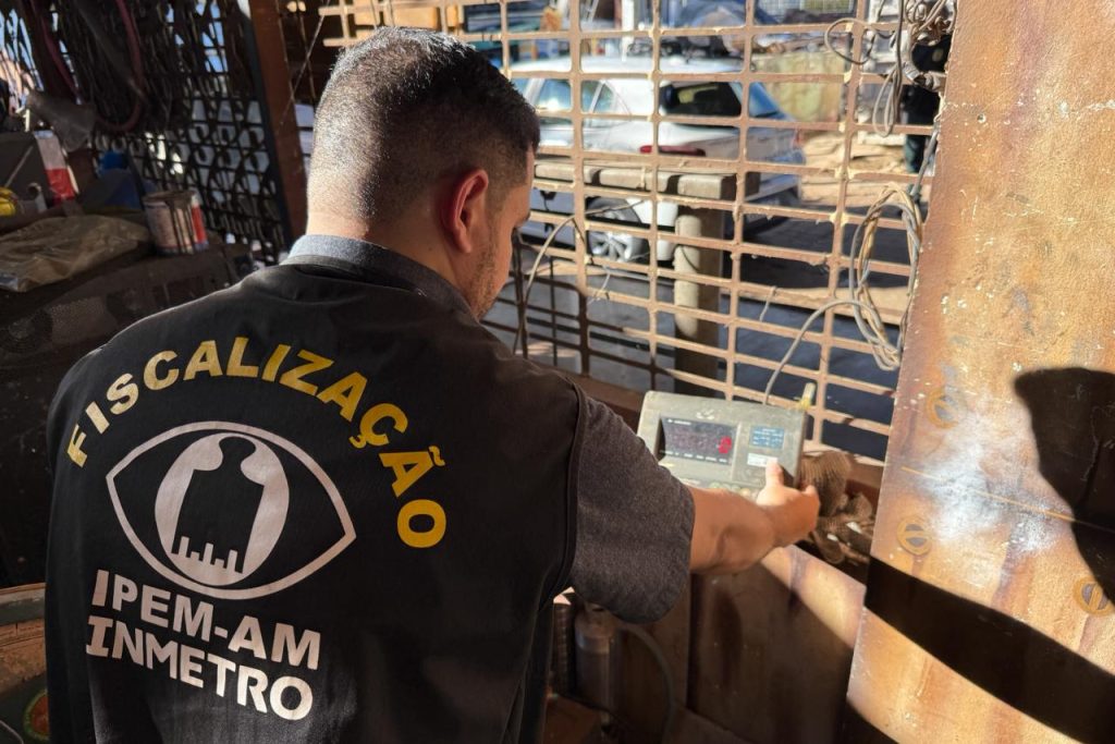 Fiscalização da SSP-AM interditando sucataria irregular que funcionava como bar no centro de manaus