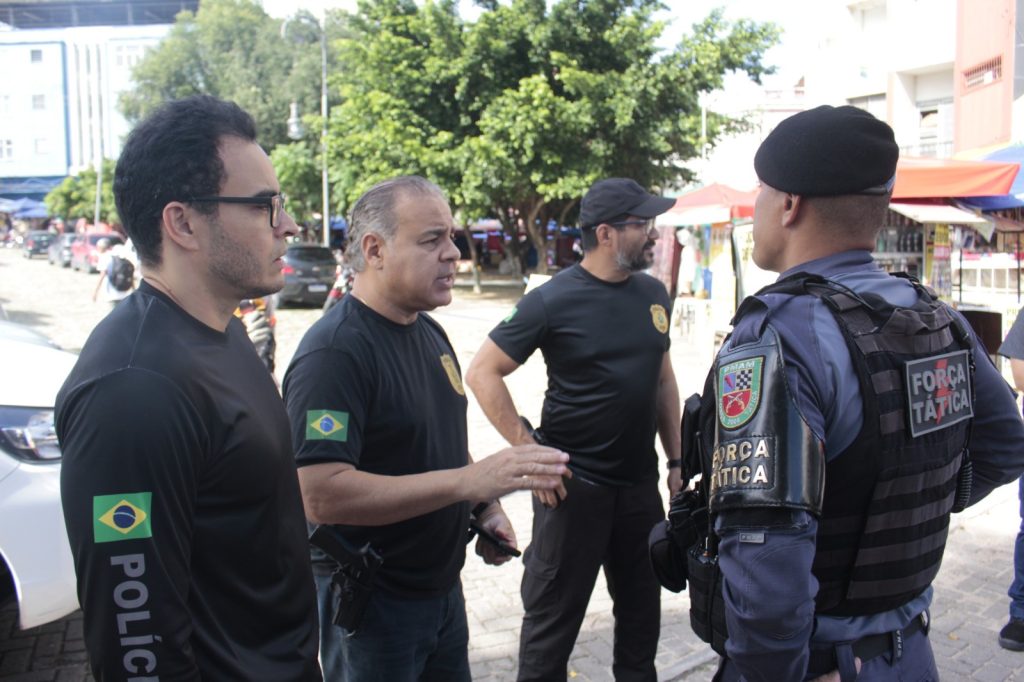 Fiscalização da SSP-AM interditando sucataria irregular que funcionava como bar no centro de manaus