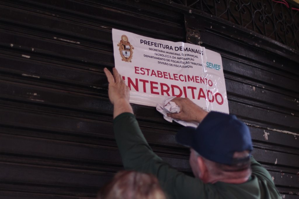 Fiscalização da SSP-AM interditando sucataria irregular que funcionava como bar no centro de manaus