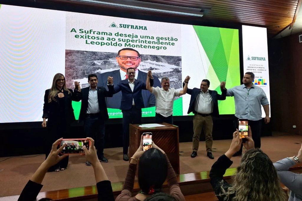 Leopoldo Montenegro e Bosco Saraiva durante a cerimônia de troca de comando da superintendência da Suframa em Manaus