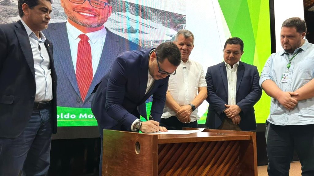 Leopoldo Montenegro e Bosco Saraiva durante a cerimônia de troca de comando da superintendência da Suframa em Manaus