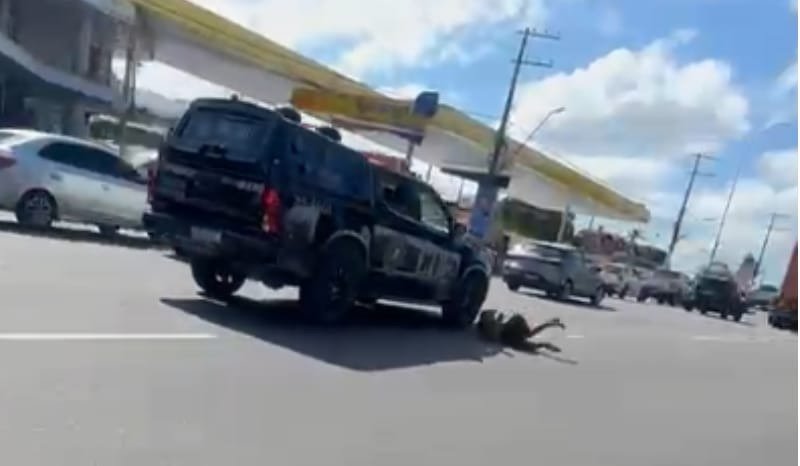 Viatura da Polícia Militar em ocorrência na Avenida Constantino Nery em Manaus