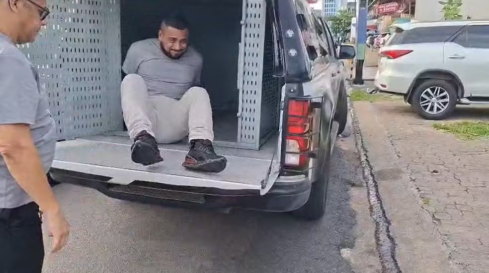 Agentes da polícia civil do amazonas e seap durante operação policial de captura de suspeito em humaitá.