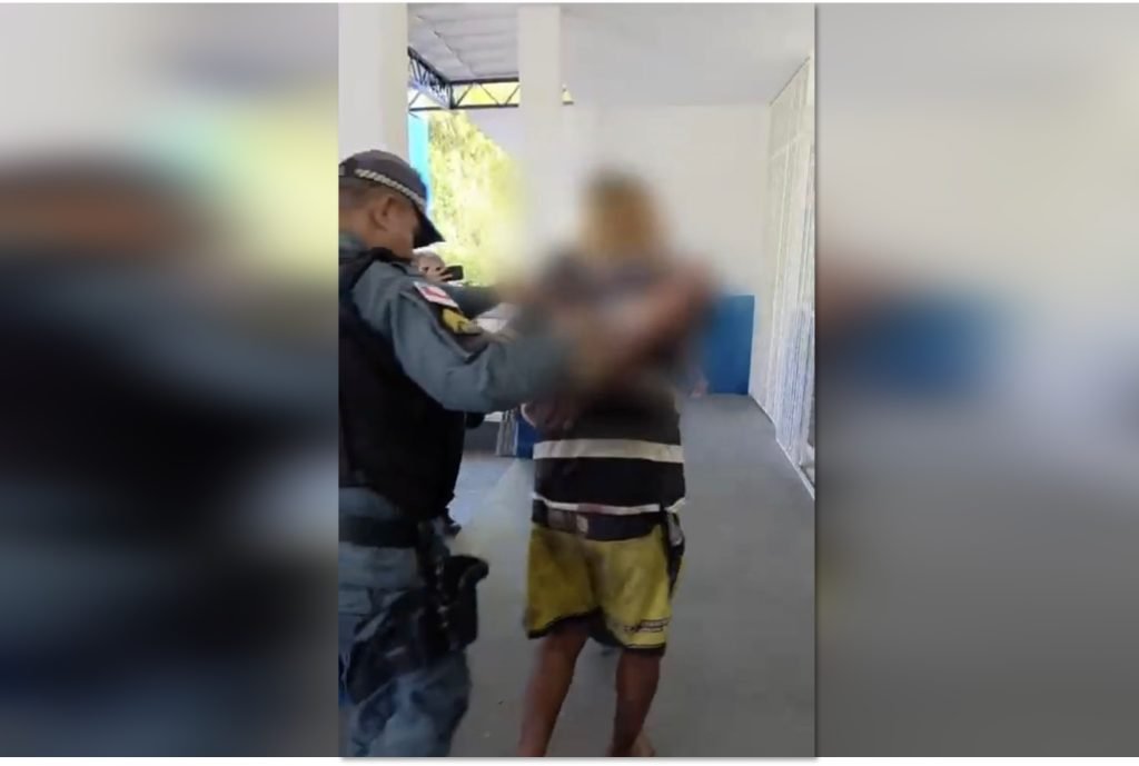 Policiais civis e militares durante a prisão de suspeito de assalto a ônibus em Manaus